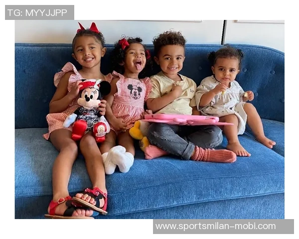 瓦妮莎全家万圣节装扮亮相加索尔陪科比家人共度温馨节日